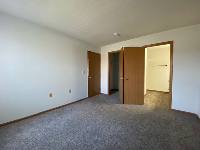 Building Photo - Two bedroom, Two Bath Condo in Springfield...