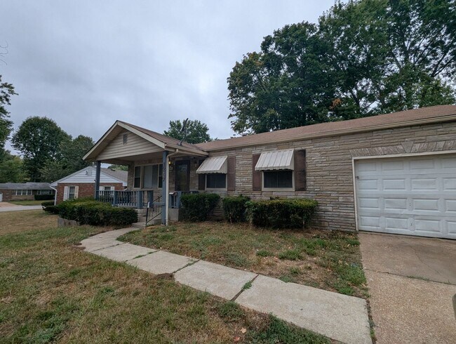 Building Photo - Sweet on Ashford: Sunny Spaces & Classic Charm!