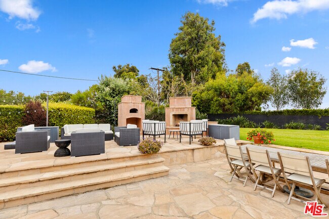 Building Photo - 7122 Dume Dr