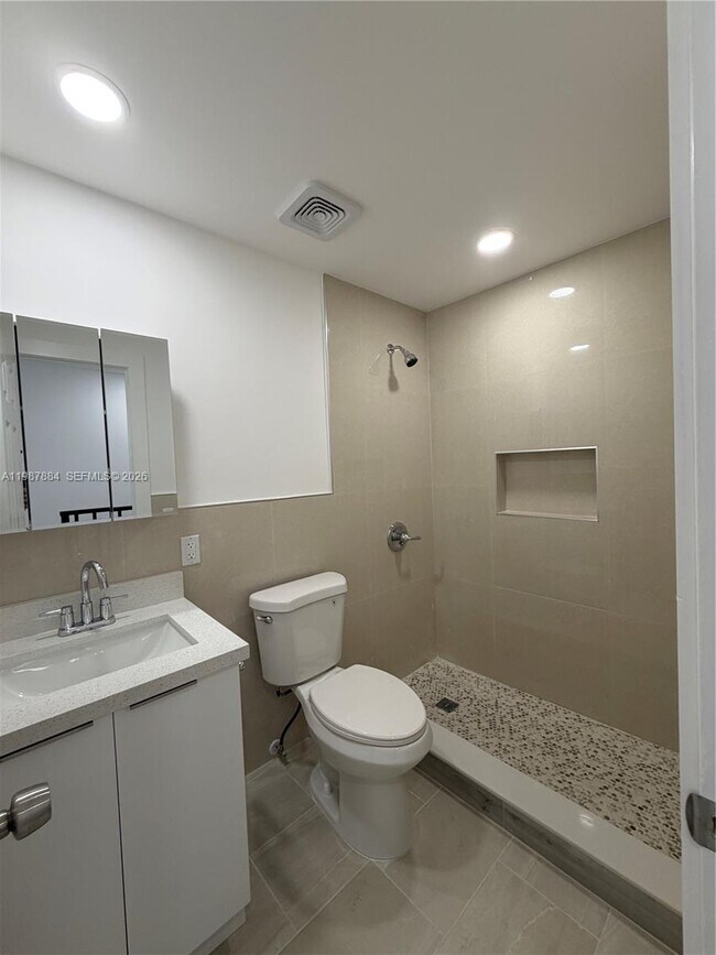 Building Photo - 1550 W 7th Ct