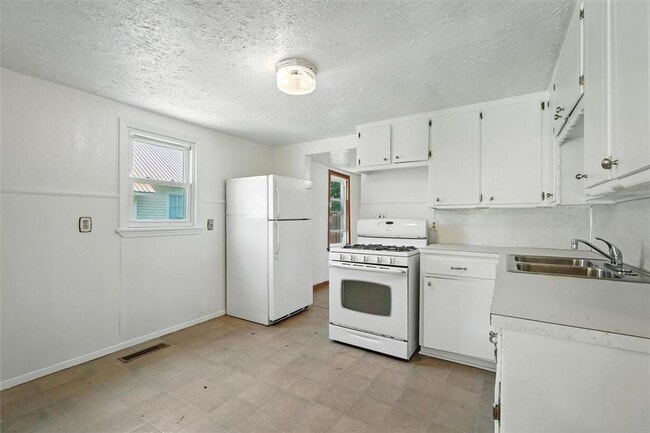 Building Photo - A must see 3 bedroom 2 bath in El Reno!