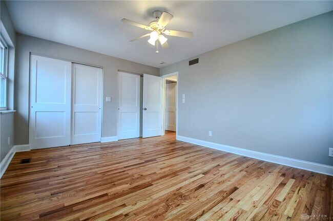 Building Photo - 121 E Schantz Ave