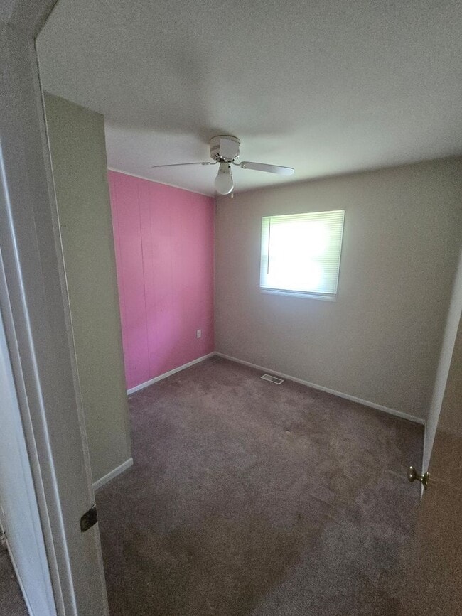 Building Photo - 3 Bedroom 1 Bathroom 1250.00