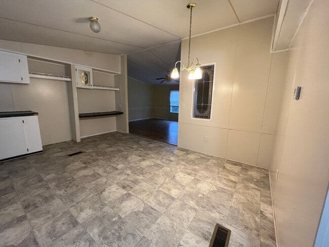 Building Photo - 3 Bedrooms, 2 Bathrooms - Mobile Home in West Rome!