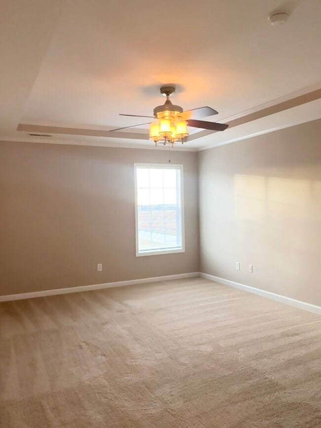 Building Photo - 135 Daisy Field Ct