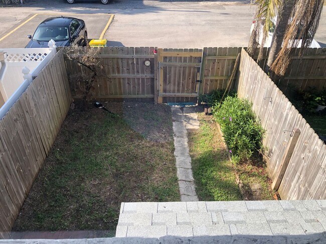 Building Photo - 2 Bed 1.5 Bath Townhome Located in Jacksonville Beach - Fenced in Yard!