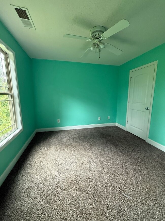 Building Photo - Spacious Two Bedroom Home