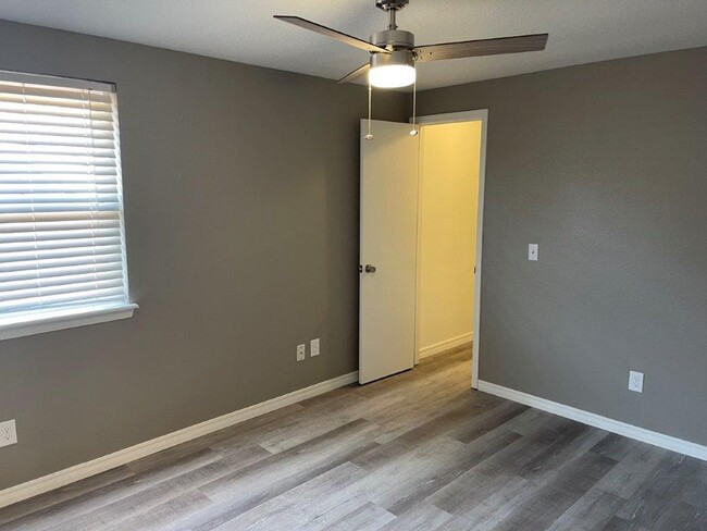Building Photo - Pets OK! Moore Schools, 2 bed 2 full bath ...
