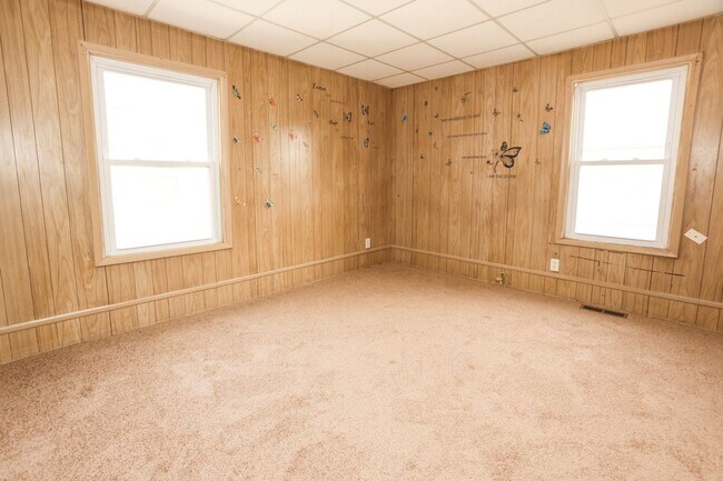 Building Photo - GREAT SINGLE FAMILY HOUSE . WAITING FOR YOU TO CALL HOME !!