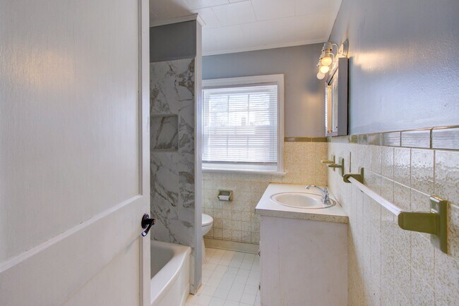 Building Photo - 824 Wabank St