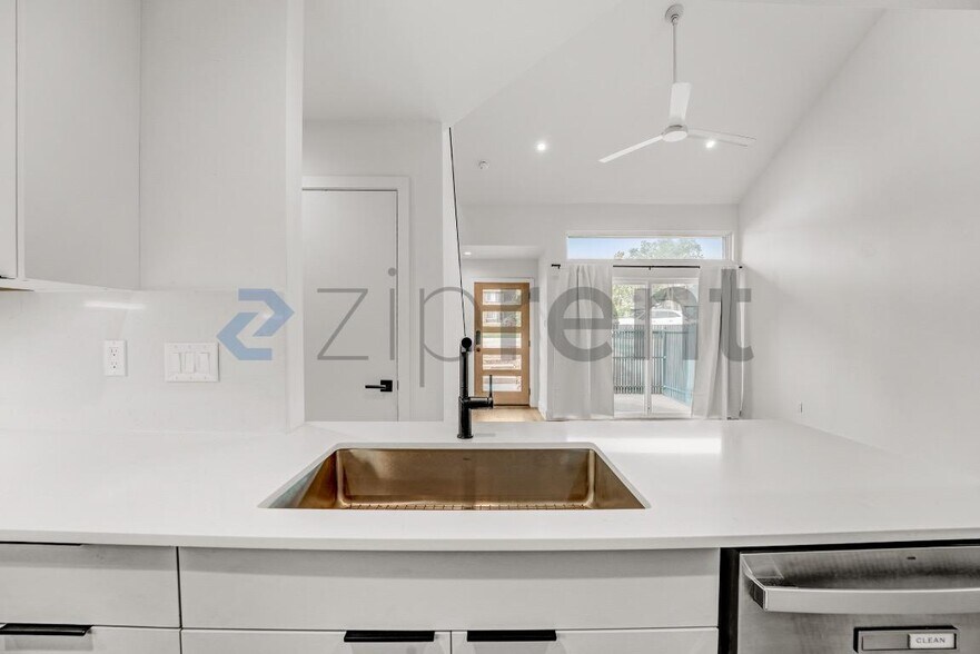 Building Photo - Unit B