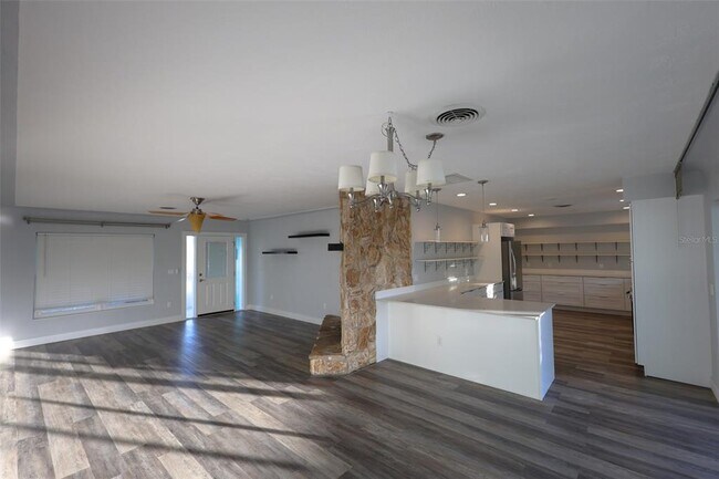 Building Photo - 10136 Paradise Blvd