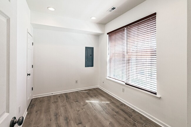 Building Photo - Claymont - 3 bedroom townhome in Darley Green