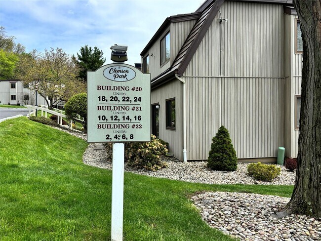 Building Photo - 10 Sycamore Dr