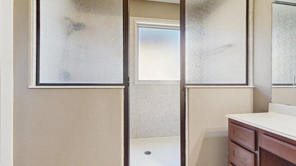 Building Photo - Beautifully updated home in a peaceful Geo...