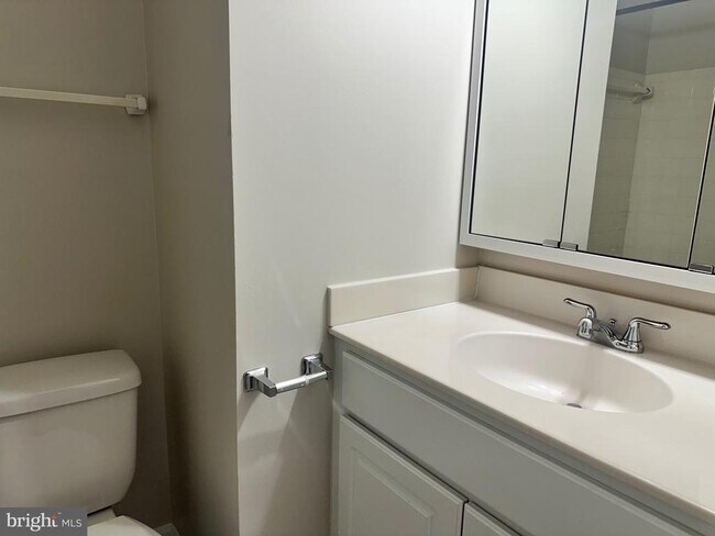 Building Photo - 4847 Chevy Chase Dr