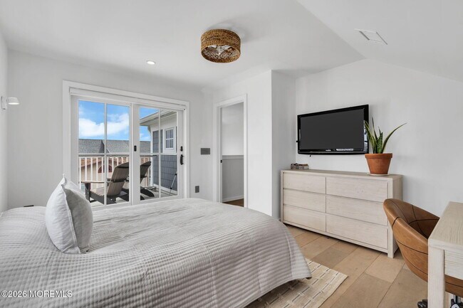 Building Photo - 213 9th Ave