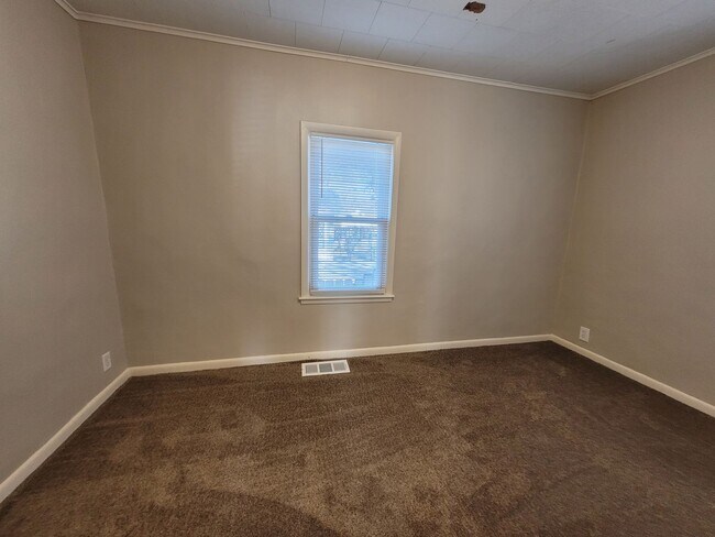 Building Photo - Pet Friendly 2 Bedroom Home with detached garage!