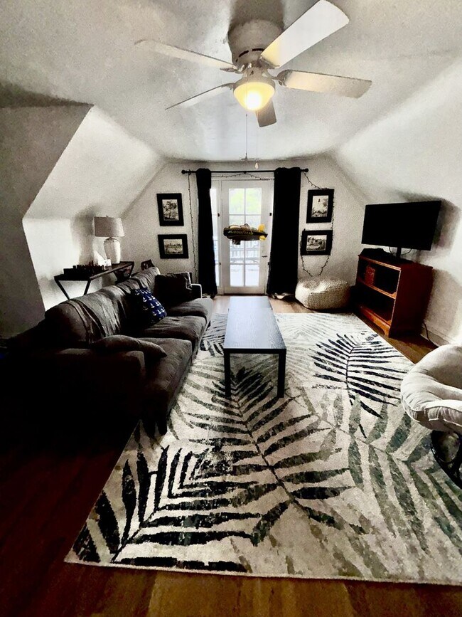 Building Photo - Charming 2-Bedroom Apartment with River Views