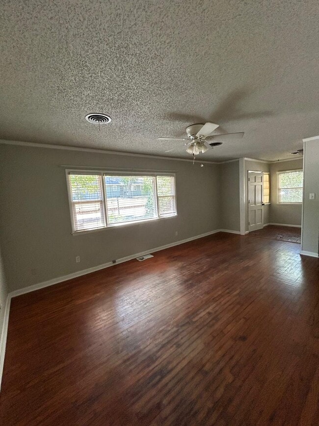 Building Photo - 723 S Ridge Dr