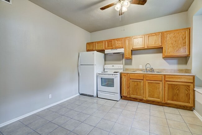 Building Photo - Renovated 3-Bed Gem Minutes from OU & Camp...