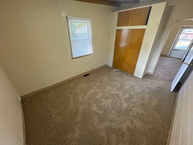 Building Photo - 304 8th Ave