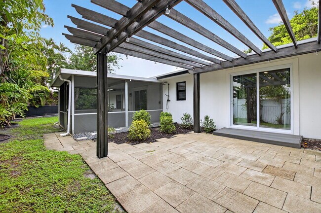Building Photo - 725 Heron Dr