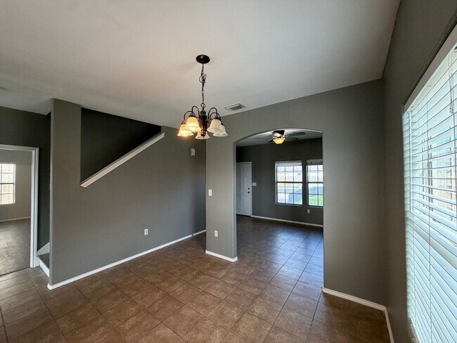 Building Photo - TWO STORY 5 BEDROOM 3 BATH HOUSE WITH SPA