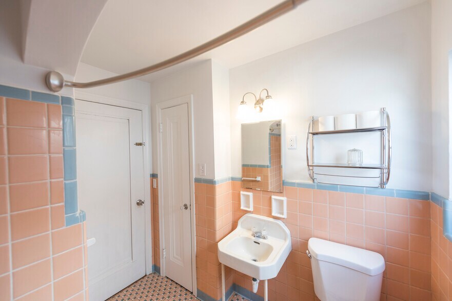 Building Photo - 2548 Losantiville Ave