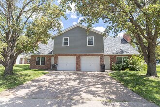 Building Photo - 1915 Greenleaves Ct