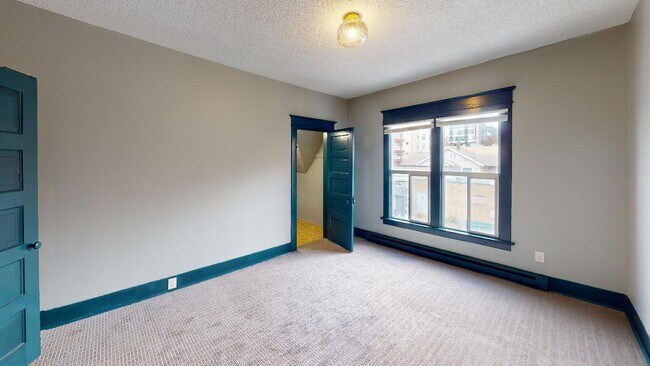 Building Photo - 6307-6321 Roosevelt Way NE