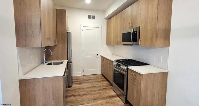 Primary Photo - 124 St James Pl