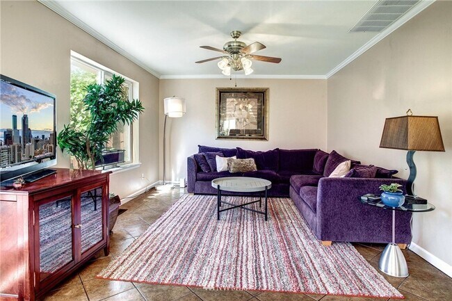 Building Photo - Modern Updated Detail and Designed 3bd 2.5bath Everett Home!