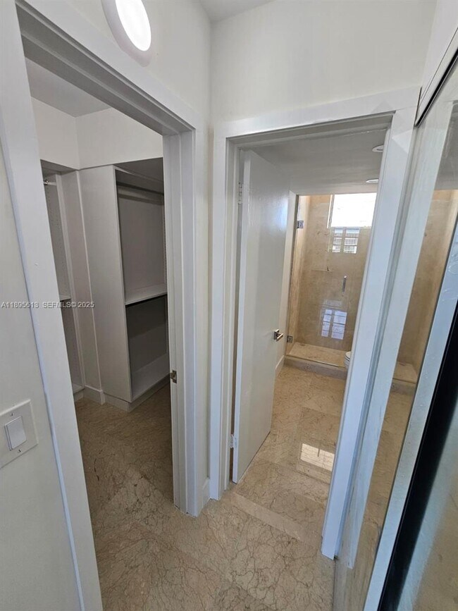 Building Photo - 2905 Point E Dr