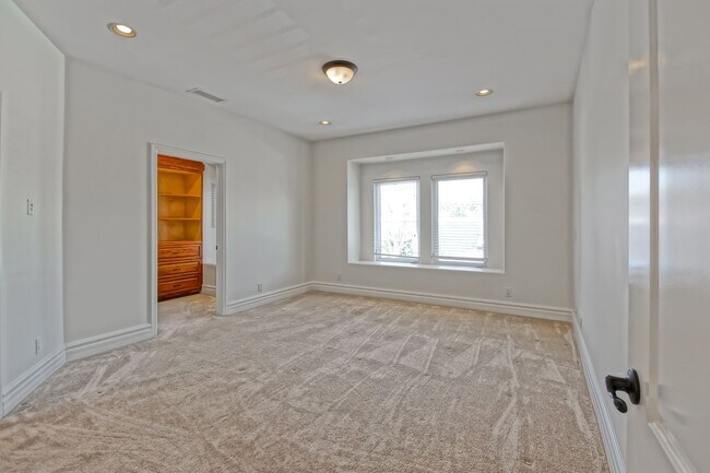 Building Photo - 15624 Sombra Ave