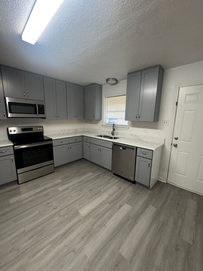 Building Photo - **Modern 2 Bed / 1 Bath Duplex in Little E...