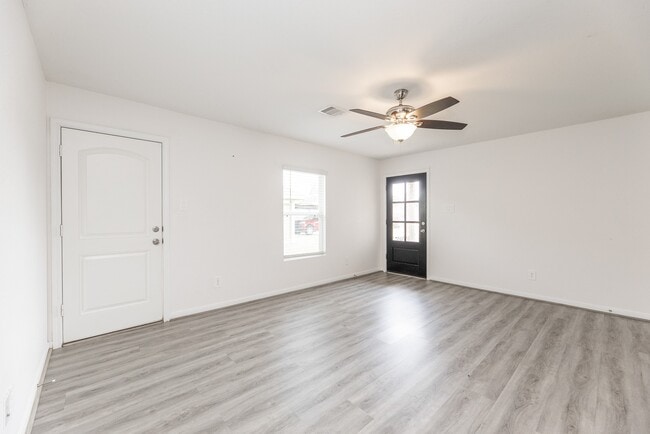 Building Photo - 13010 Sorrento Bay Dr