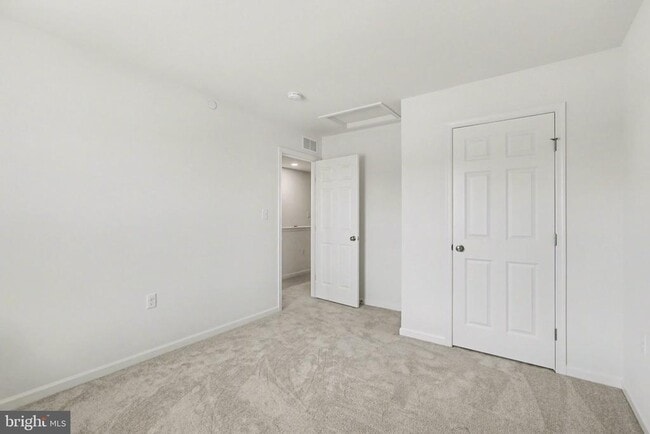 Building Photo - 7884 Oakbrook Dr