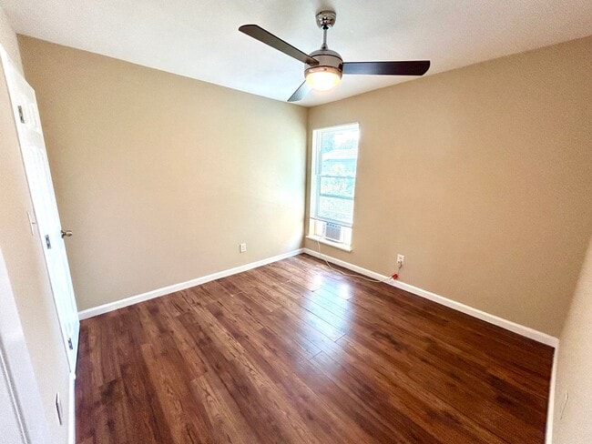 Building Photo - **APPLICATION RECEIVED** 2 Bedroom / 1 Bath Duplex Near Lackland AFB!