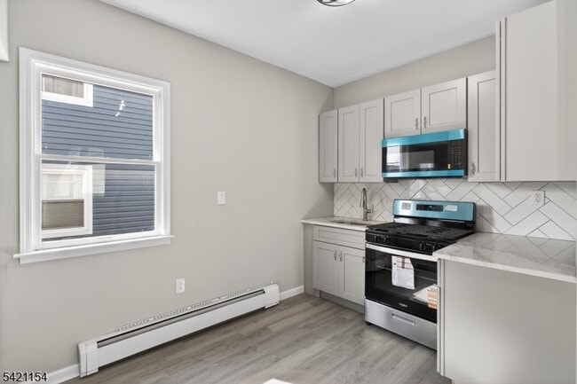 Building Photo - 378 Grand St