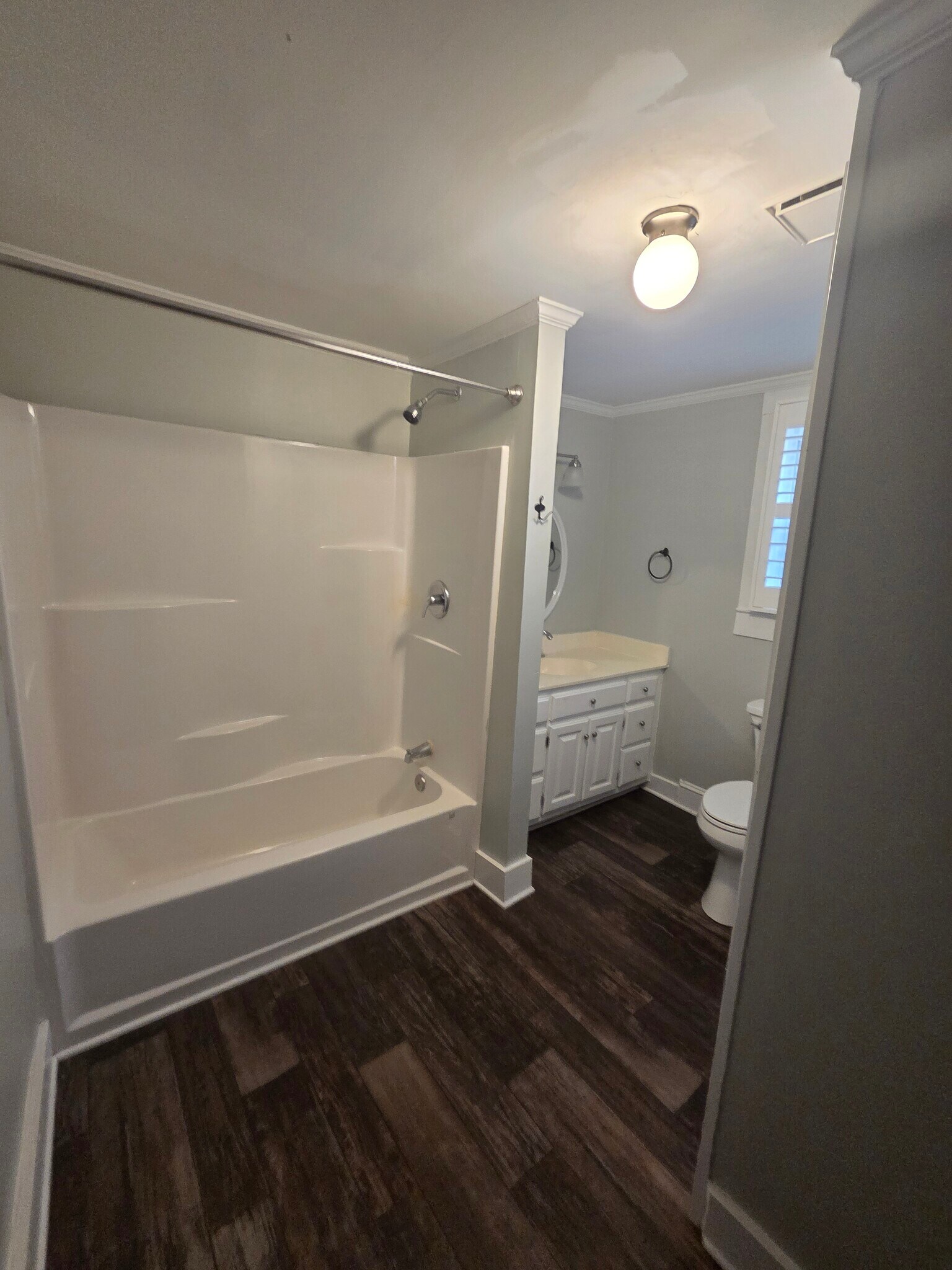 Building Photo - 517 W 9th St