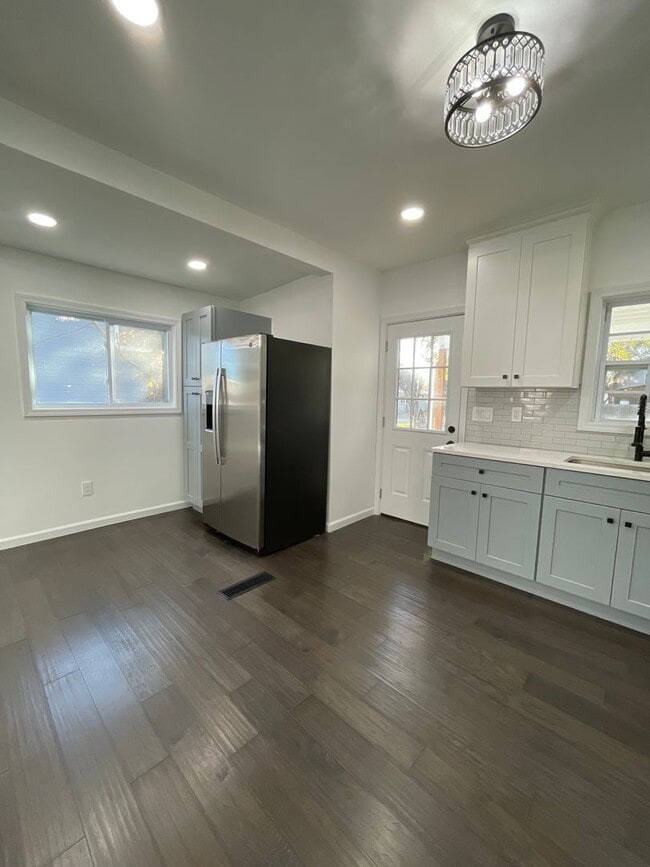 Building Photo - 409 State St