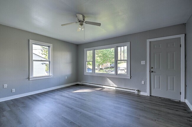 Building Photo - 304 N Hardin St