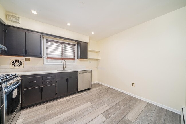 Building Photo - 121 Ogden Ave.