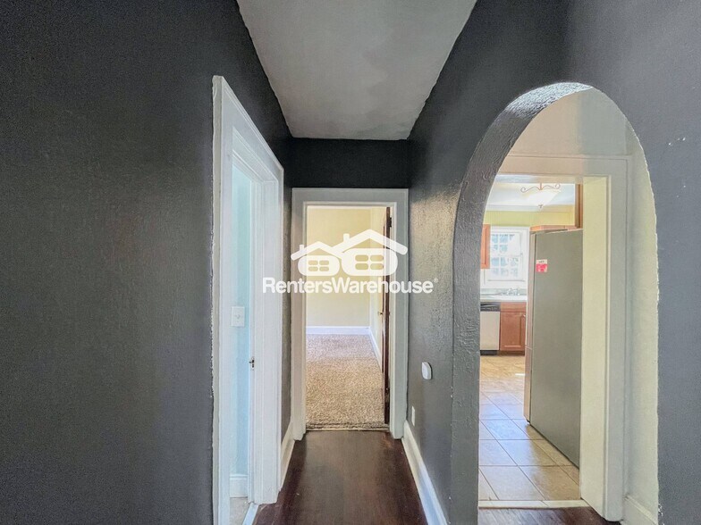 Building Photo - 824 Lesner Ave