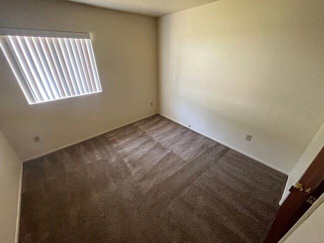 Building Photo - 533 S I St