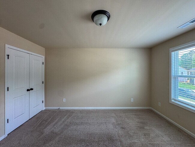 Building Photo - Stunning 5 Bed 4.5 Bath Fayetteville Home with Fenced Yard