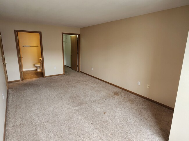 Building Photo - 2 bed 2 bath Kenosha condo