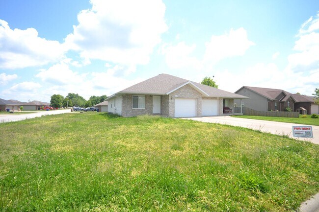 Building Photo - 432 Birchwood Duplex