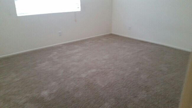 Building Photo - 4 Bedroom home for rent